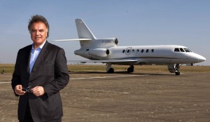 Alain Afflelou réagit après la découverte de 700 kg de cocaïne dans son jet privé